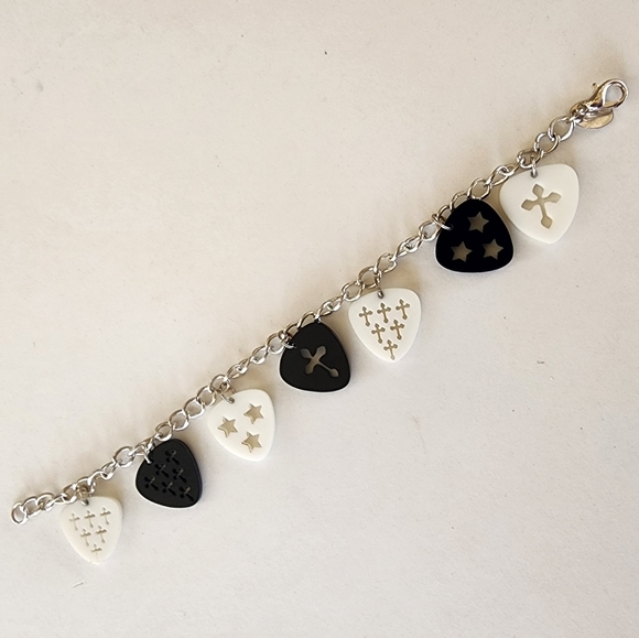 🎸 Claire's Cross Guitar Picks Charm Bracelet - Picture 3 of 5